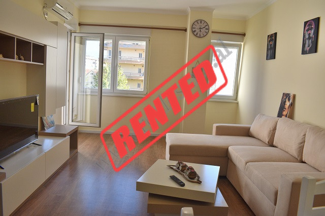 Apartament 2+1 me qira ne Kompleksin Magnet, prane 21 Dhjetorit, ne Tirane.
Pozicionohet ne katin e